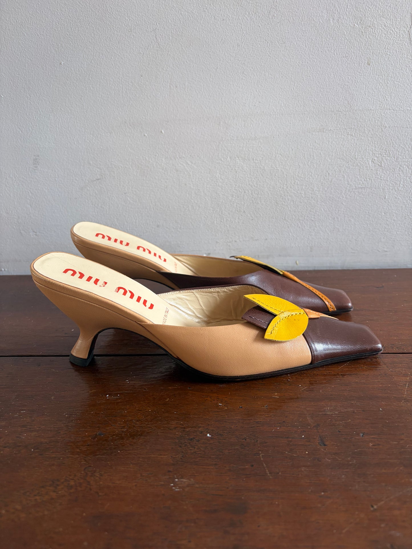 no 2524 / MIU MIU