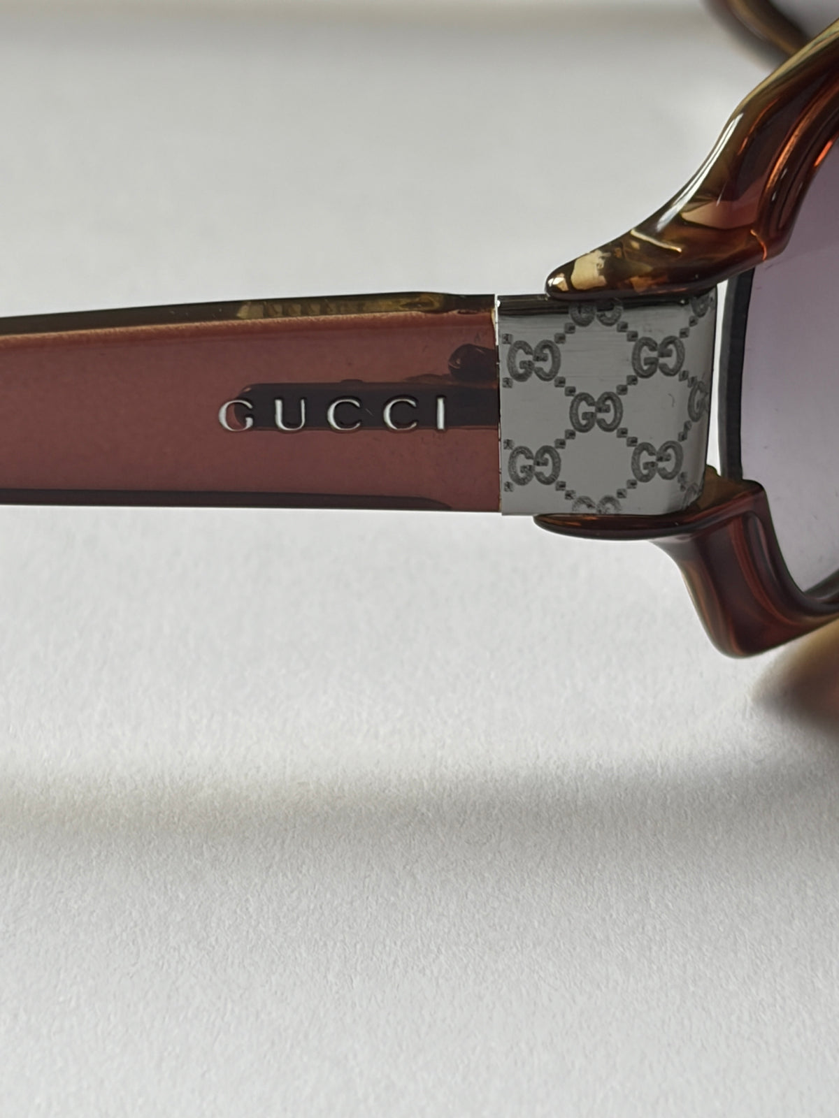 no 3302 / GUCCI